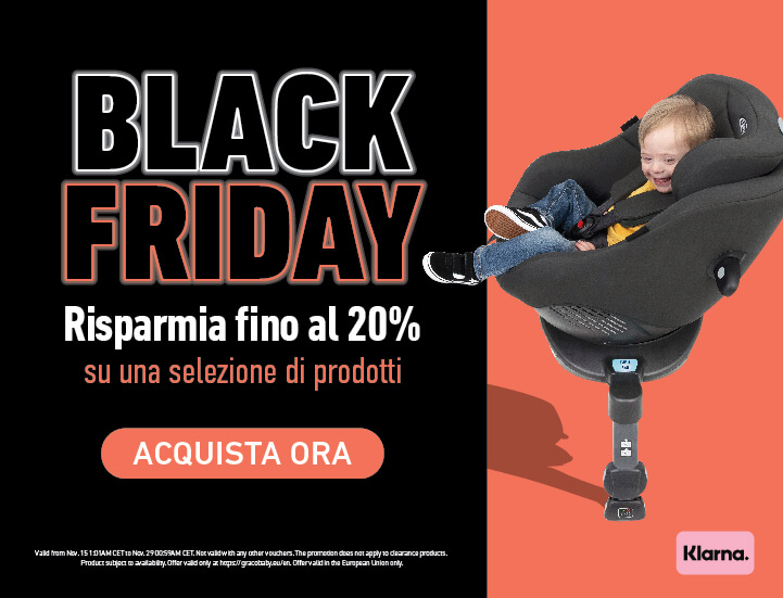 Bambino seduto sul seggiolino auto Graco Turn2Me i-Size R129 con il testo che dice "Il Black Friday arriverà presto"