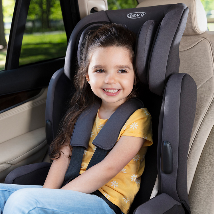 Bambina seduta in senso di marcia nel seggiolino auto Graco Endure
