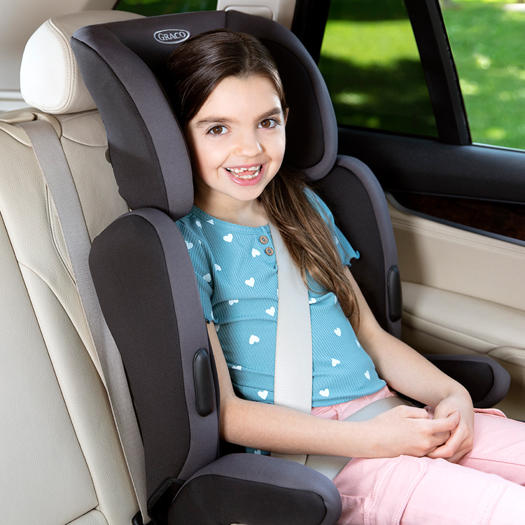 Petite fille assise en position face à la route dans le siège auto à têtière réglable Graco Endure
