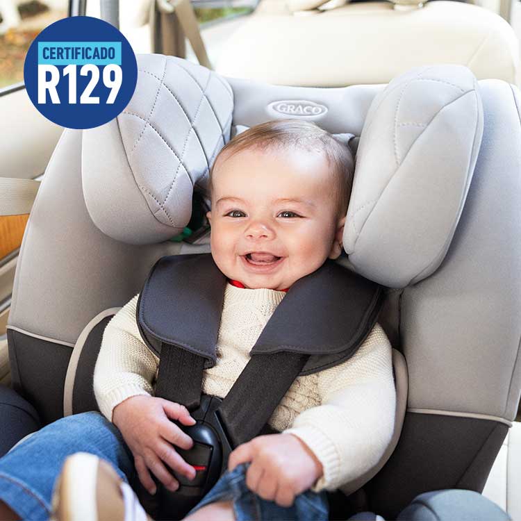 Bebé a contramarcha en la silla de coche evolutiva 2 en 1 Graco SlimFit R129 con el logotipo de R129.
