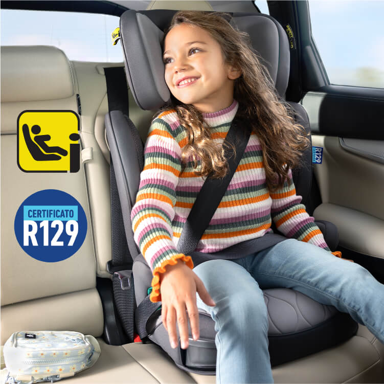 Niña sonriendo sentada en el elevador con respaldo Graco Affix i-Size R129 ISOFIX con los logotipos R129 e i-Size
