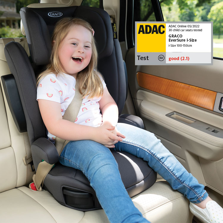 Fille attachée dans le siège rehausseur avec dossier Graco EverSure i-Size avec le logo ADAC