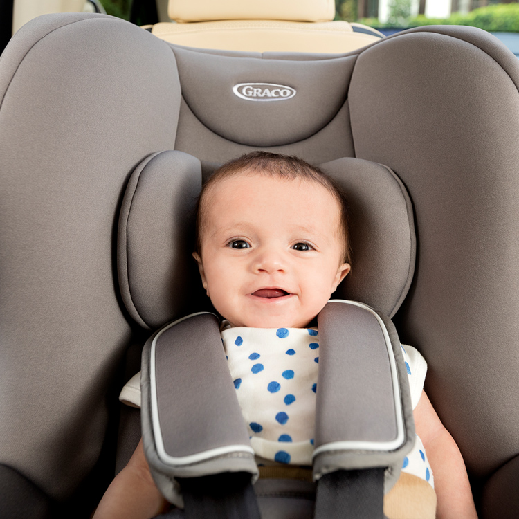 Baby sitzt entgegen der Fahrtrichtung im Kindersitz Graco Extend™ R44