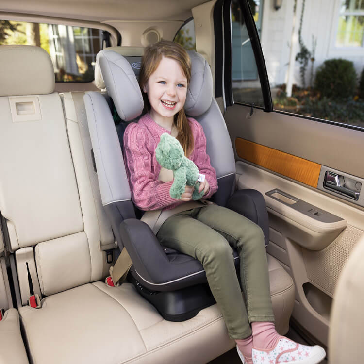 Préadolescent assis dans le siège auto convertible 2-en-1 Graco SlimFit R129 en mode rehausseur. 

