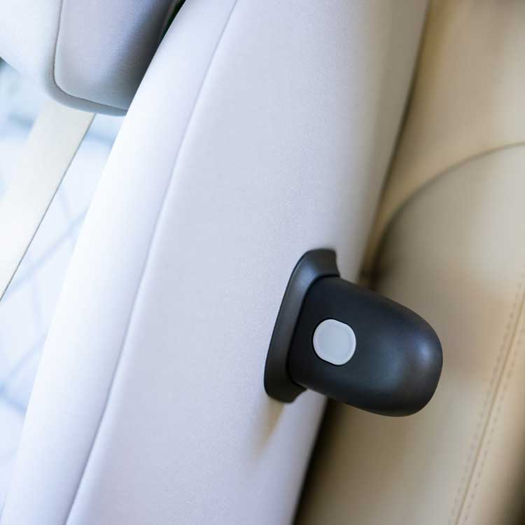 Gros plan sur le module de protection contre les chocs latéraux TrueShield interchangeable installé dans le siège auto convertible Graco SlimFit R129 2-en-1. 
