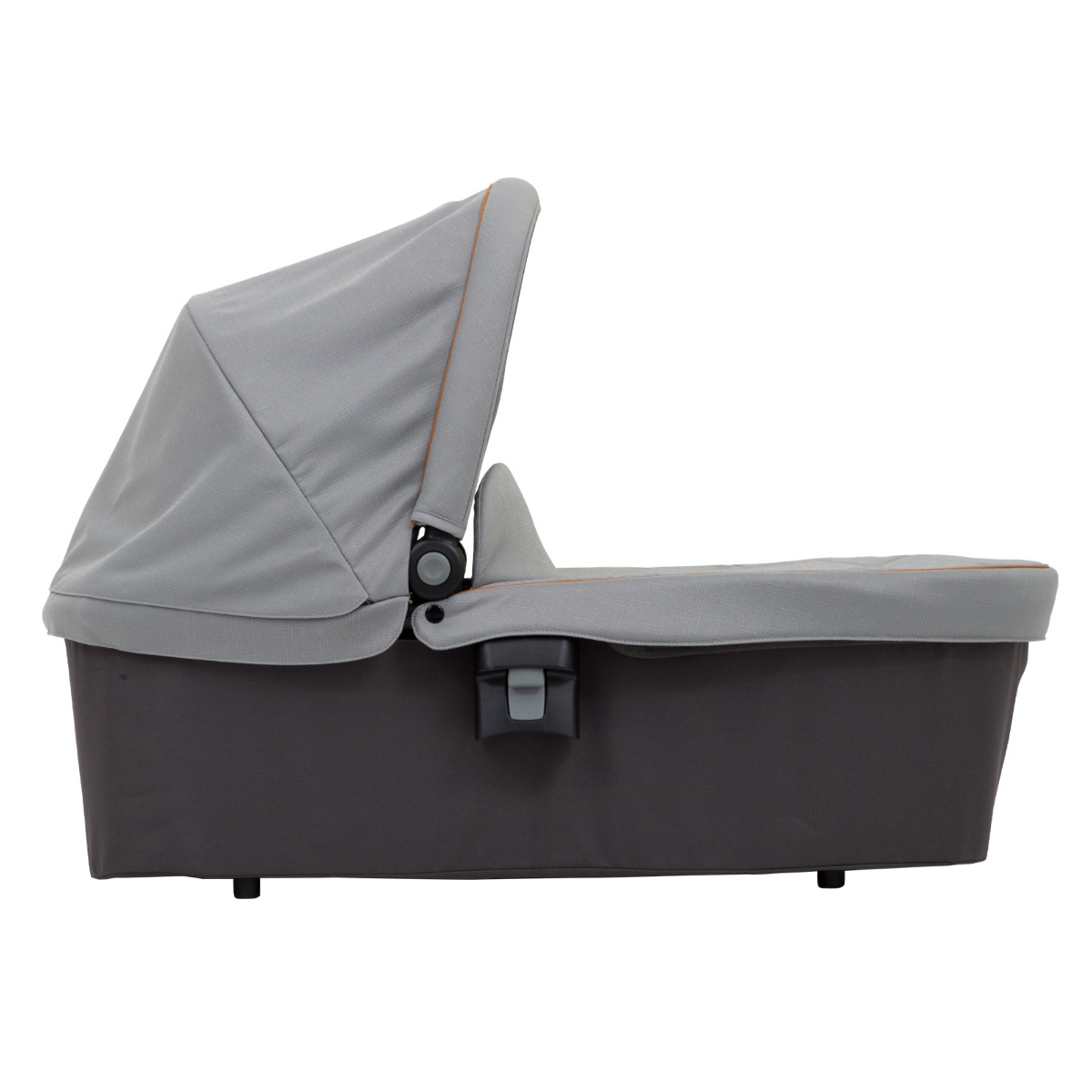 Graco Near2Me™ carrycot with apron three quarter angle