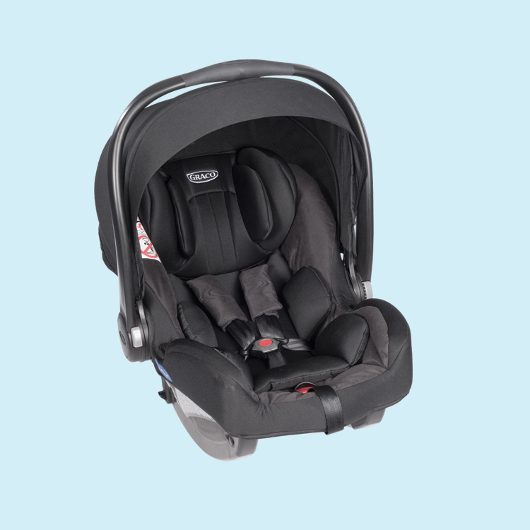 Dreiviertel-Winkel der Babyschale SnugRide i-Size von Graco in der Farbe Midnight Black auf hellblauem Hintergrund