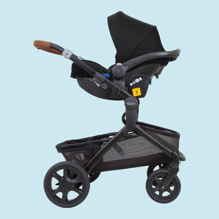 Dreiviertel-Winkel der Babyschale SnugRide i-Size von Graco in der Farbe Midnight Black installiert auf dem Graco Kinderwagen Near2me Elite auf hellblauem Hintergrund