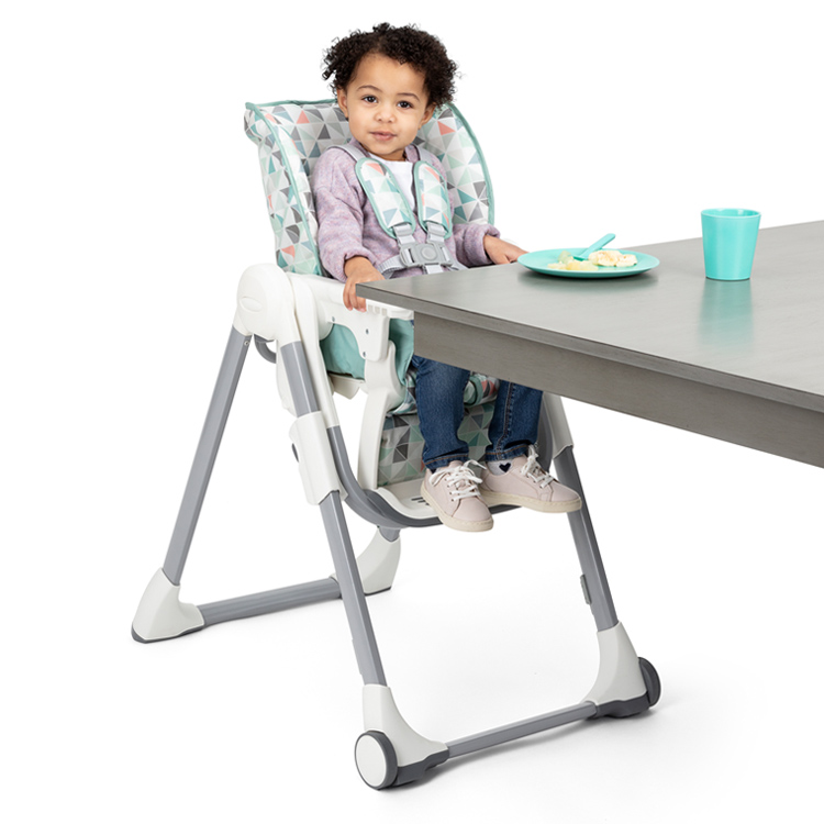 Kleines Kind sitzt im Graco Hochstuhl Swift Fold am Tisch