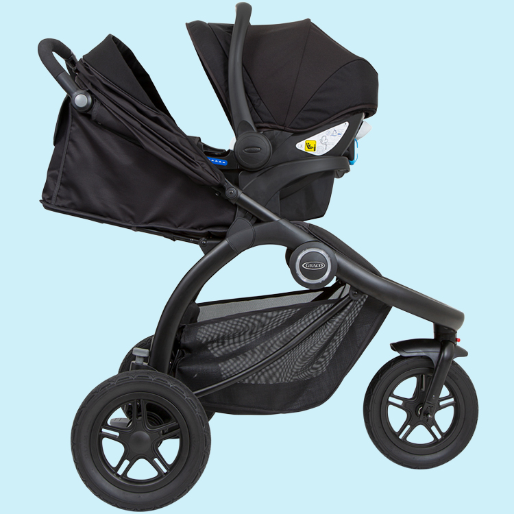 i-Size Babyschale Graco SnugEssentials mit dem 3-Rad-Kinderwagen Graco TrailRider verbunden