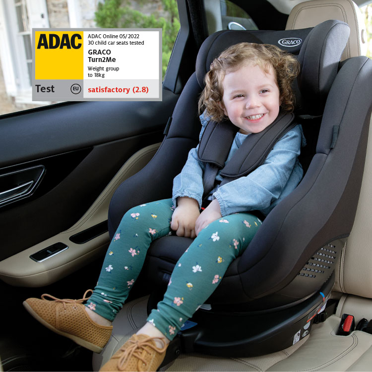 Niña sujeta en la silla de coche Graco Turn2Me con el logotipo de la ADAC