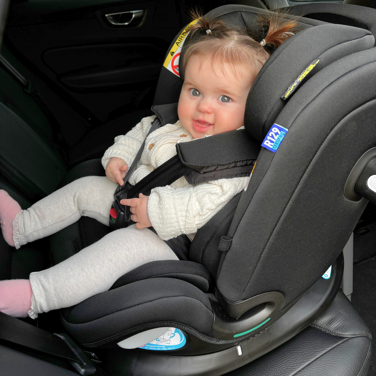 Ein Baby steht im Reisebett Graco FoldLite in seinem Kinderzimmer.