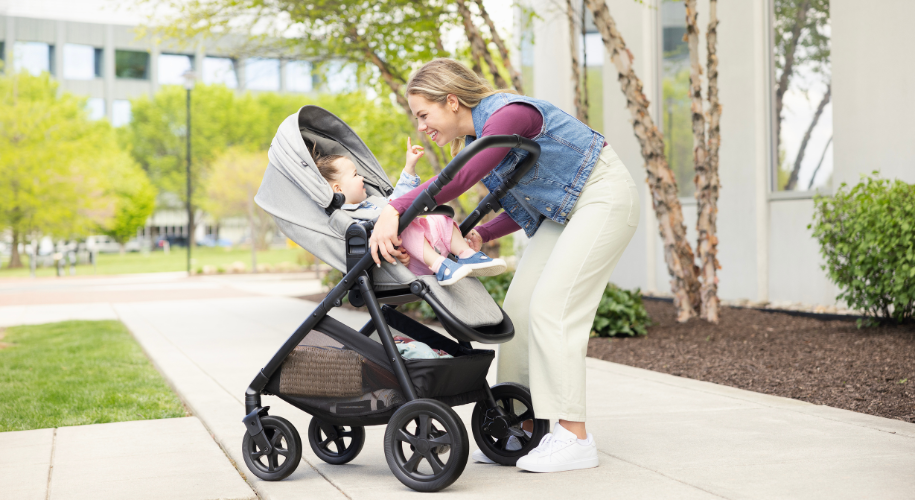 Mum using the Slide2Me function on Graco Near2Me DLX to bring happy little girl closer to her.