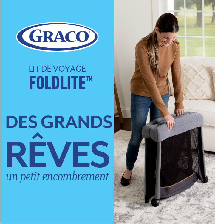 Une maman en train de plier le lit de voyage léger FoldLite™ de Graco® dans son salon.