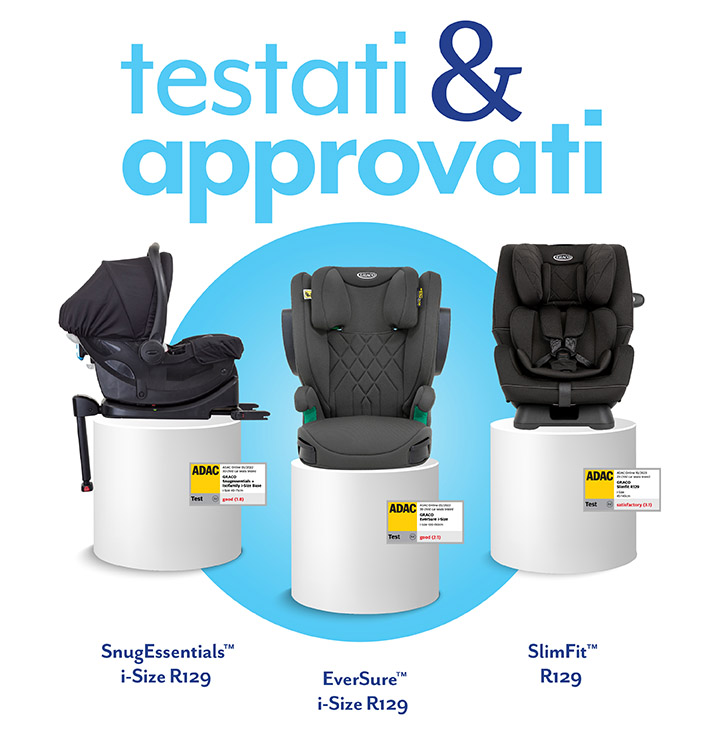 Seggiolini auto Graco SnugEssentials i-Size R129, EverSure i-Size R129 e SlimFit R129 su un piedistallo bianco con distintivi ADAC.